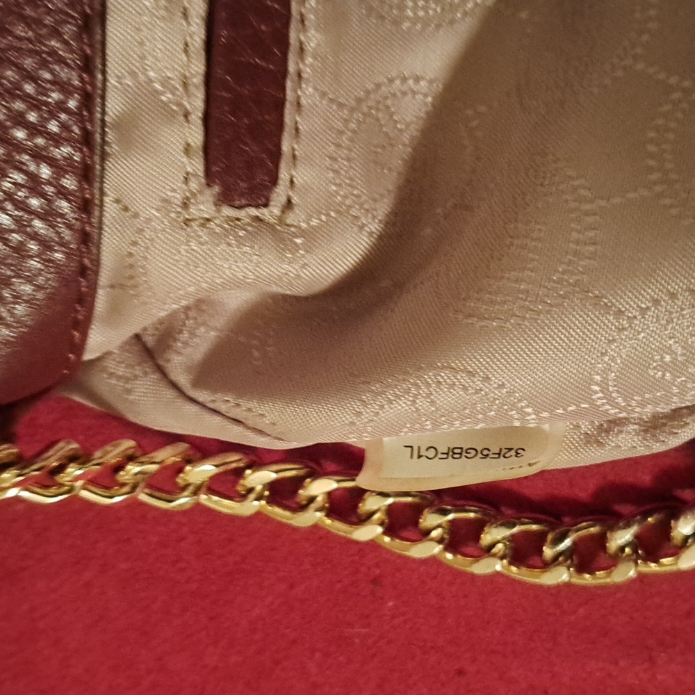 Michael Kors Leather Merlot ( Maroon) Color Crossbody 🥰Like New - Picture 7 of 9